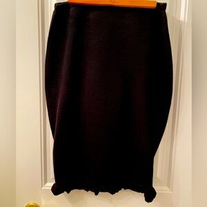 NWOT MAX STUDIO WOMEN’S SIZE MEDIUM VERY FITTED HORIZONTALLY  RIBBED BLACK SKIRT